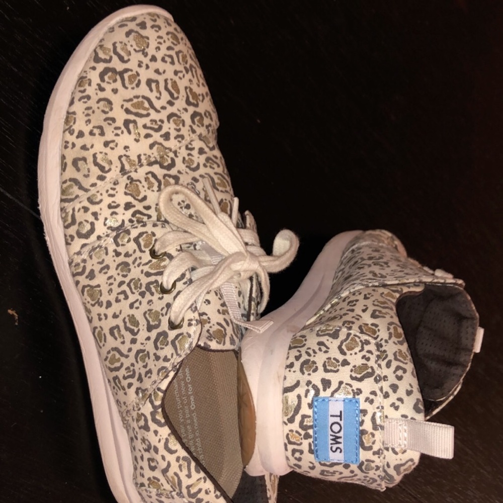 Women’s size 8.5 Toms